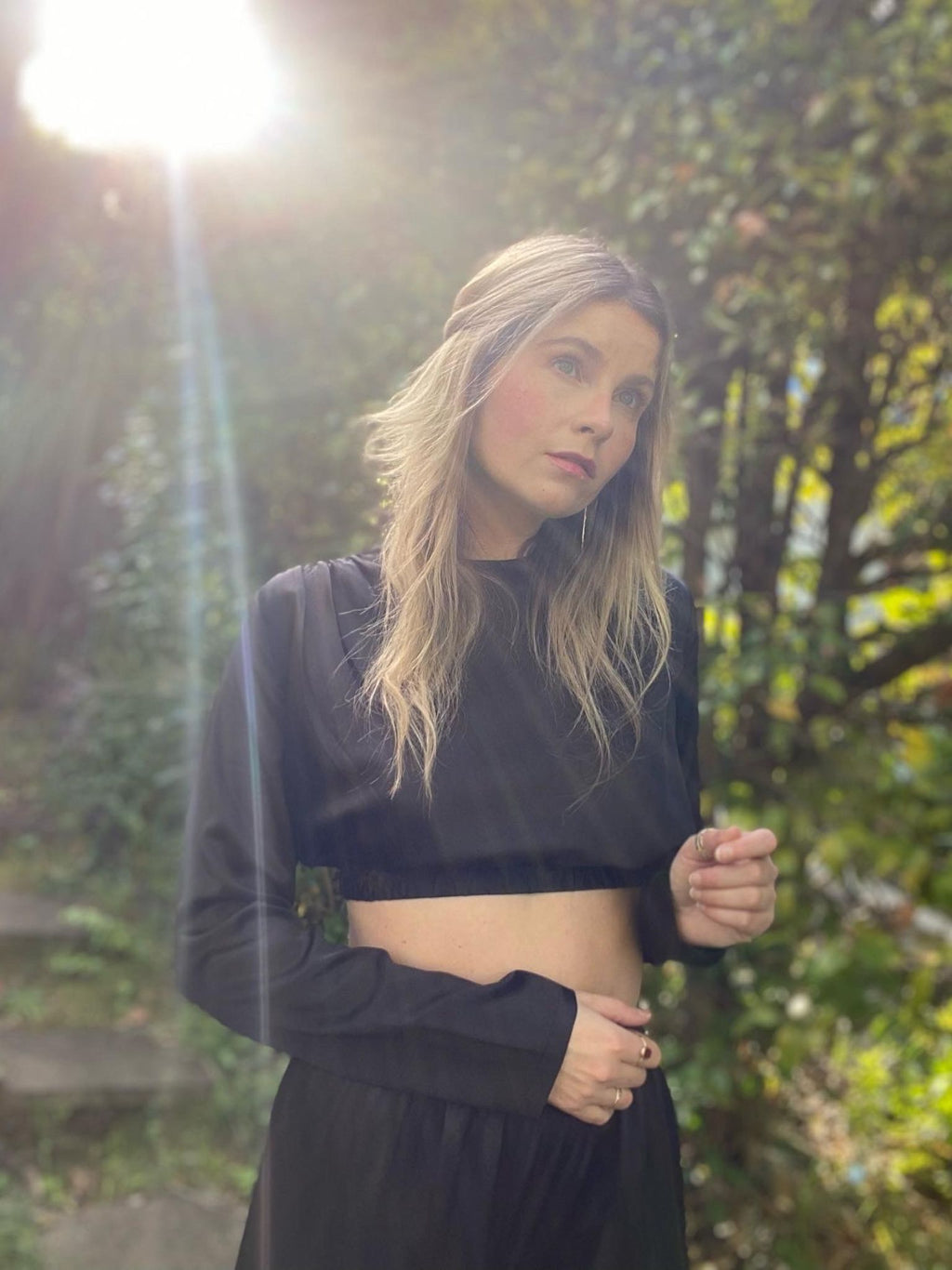 MODEL TAMSYN WEARING MERA SILK JASMIN MATCHING SILK SET IN BLACK
