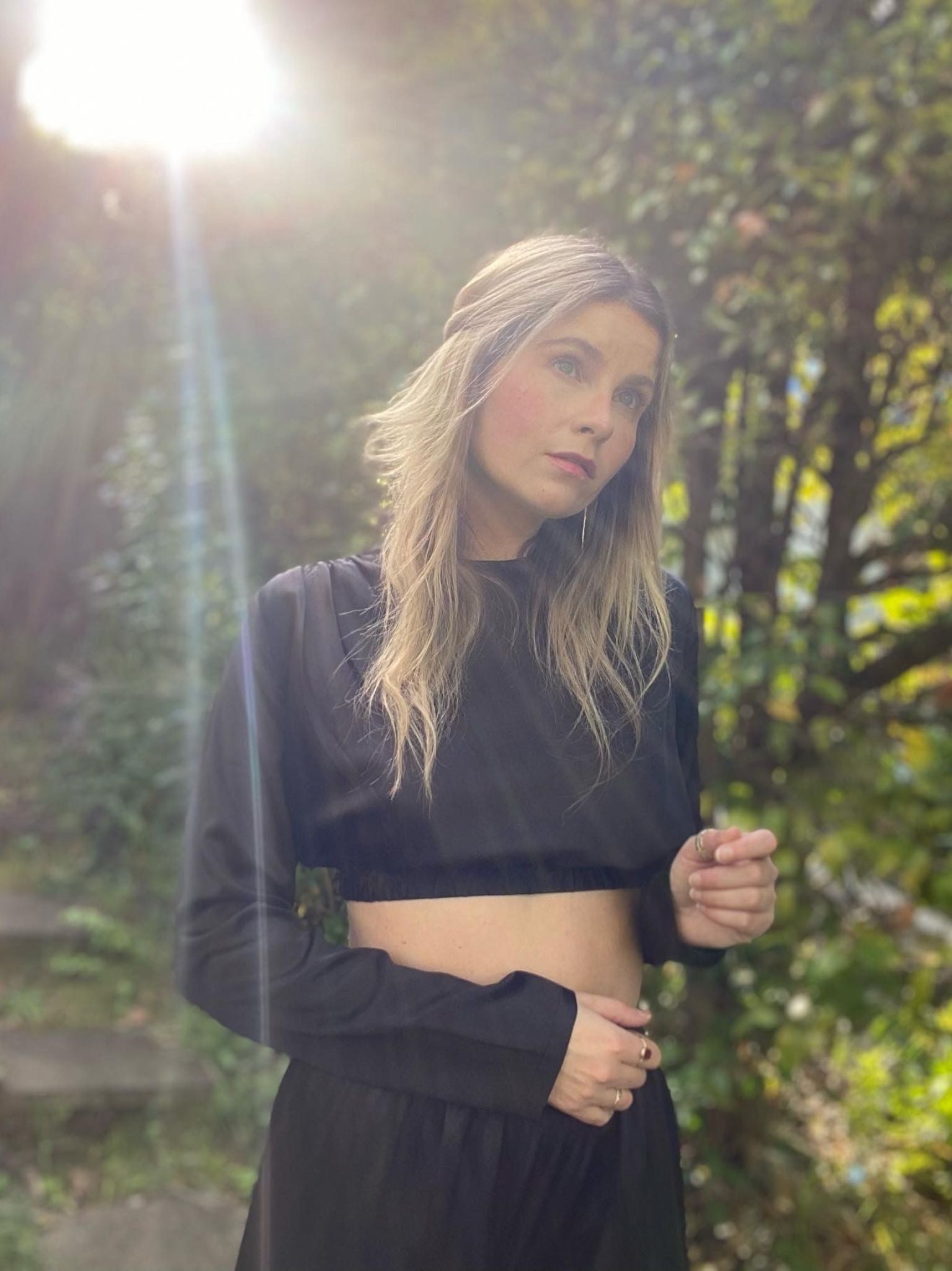 MODEL TAMSYN WEARING MERA SILK JASMIN MATCHING SILK SET IN BLACK
